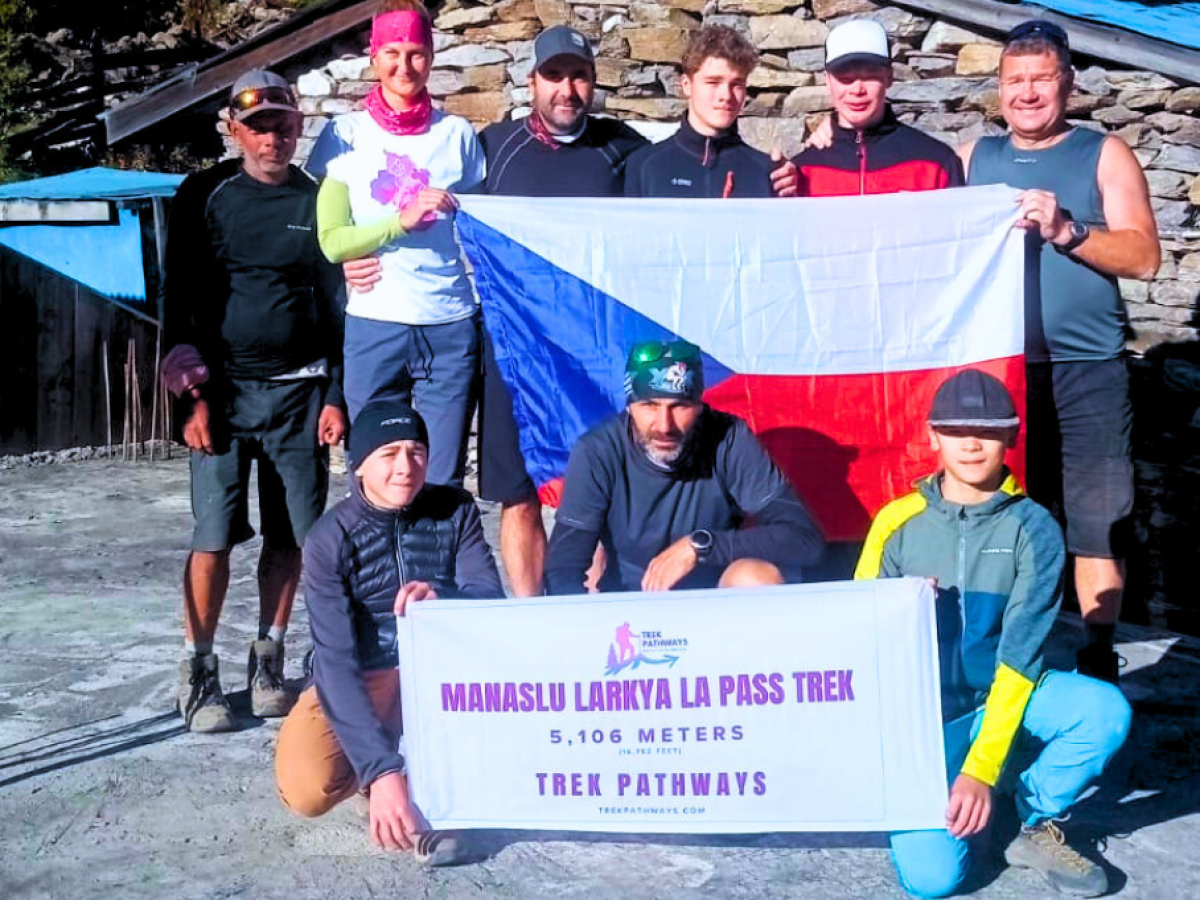 Manaslu circuit trek, and larke la pass group picture, 

Nepal trekkking costs calculator 